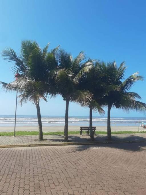 Casa Em Itanhaem Com 2 Quartos Garagem P 2 Carros, Churrasqueira, Piscina 200 M Da Praia Extérieur photo